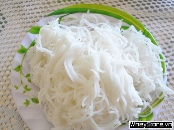 Ăn bún tươi có béo không? Câu trả lời phụ thuộc vào… cách bạn cầm đũa