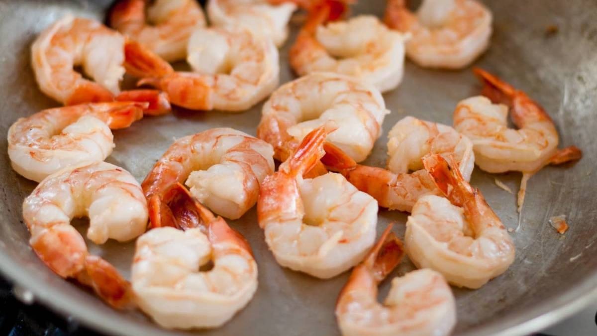 Thành phần dinh dưỡng thực tế của 100g tôm tươi sống (theo USDA & Viện Dinh dưỡng Quốc gia) Thành phần dinh dưỡng thực tế của 100g tôm tươi sống (theo USDA & Viện Dinh dưỡng Quốc gia)