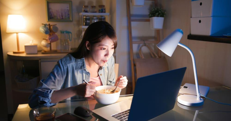 Ăn đêm có béo không? Câu hỏi cần tách ra thành ba lớp Ăn đêm có béo không? Câu hỏi cần tách ra thành ba lớp