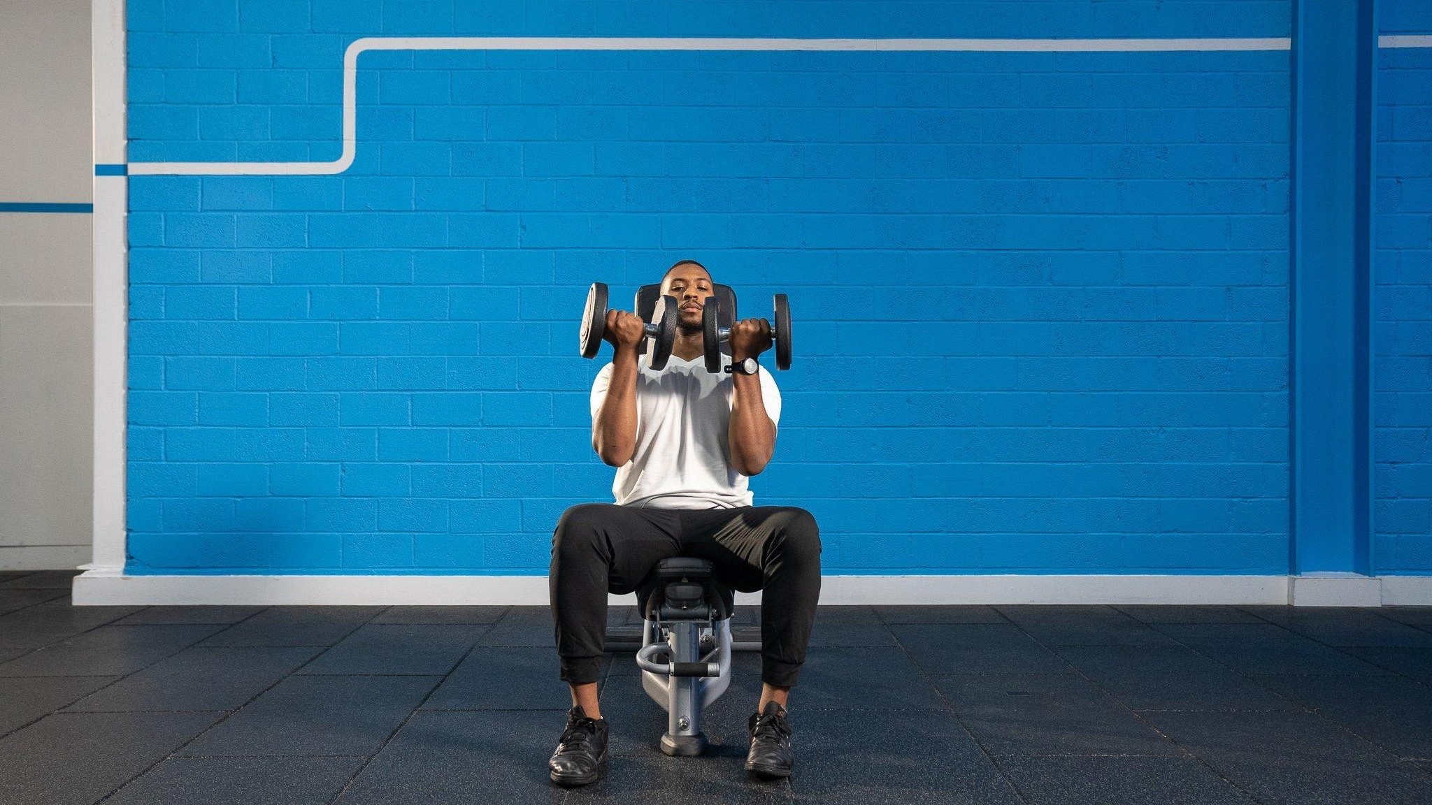 Arnold Press là gì? Không phải chỉ là “đẩy tạ xoay tay”
