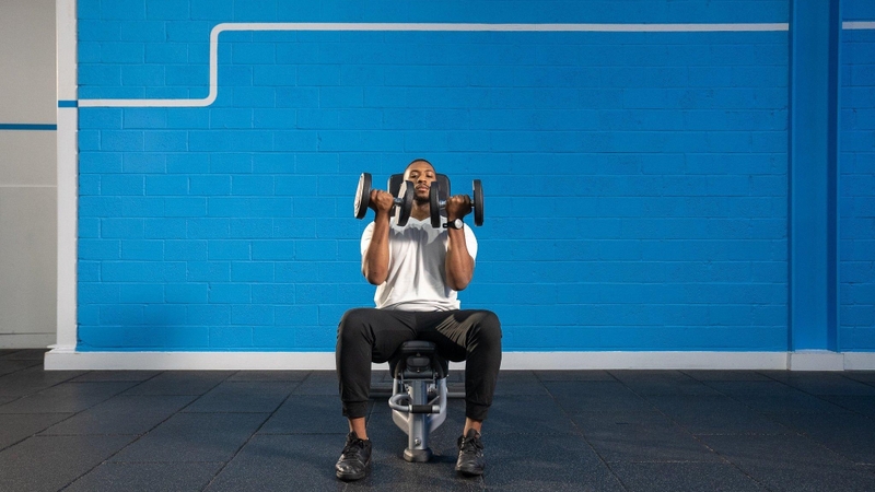 Hướng dẫn tập Arnold Press đúng cách — từng milimét đều quan trọng