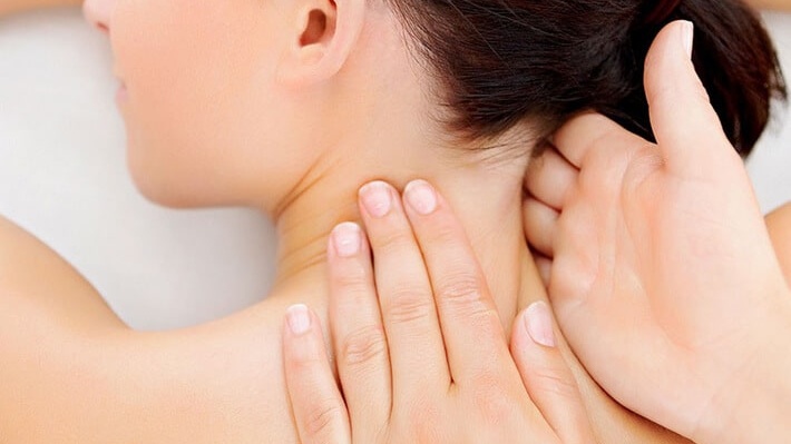 bài tập cổ vai gáy dân văn phòng - Vì sao dân văn phòng dễ bị đau cổ vai gáy — và tại sao chỉ “xoa bóp” hoặc “dán cao” không đủ?