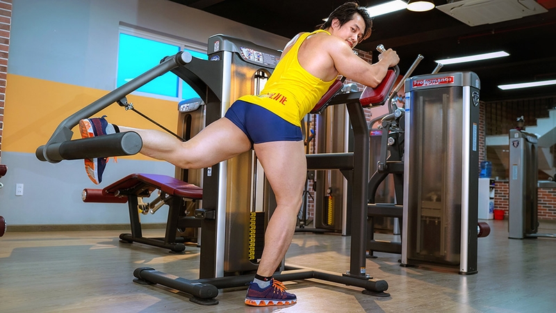 Nhóm bài tập đùi sau với máy tập và dây kháng lực: Kiểm soát tuyệt đối và phục hồi chức năng