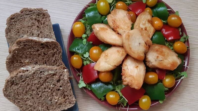 Bánh mì đen bao nhiêu calo? Phân tích theo 3 nhóm phổ biến