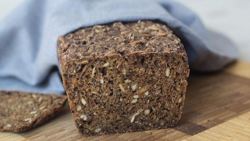 Cách ăn bánh mì đen giảm cân — không phải “ăn nhiều hơn”, mà là “ăn thông minh hơn”