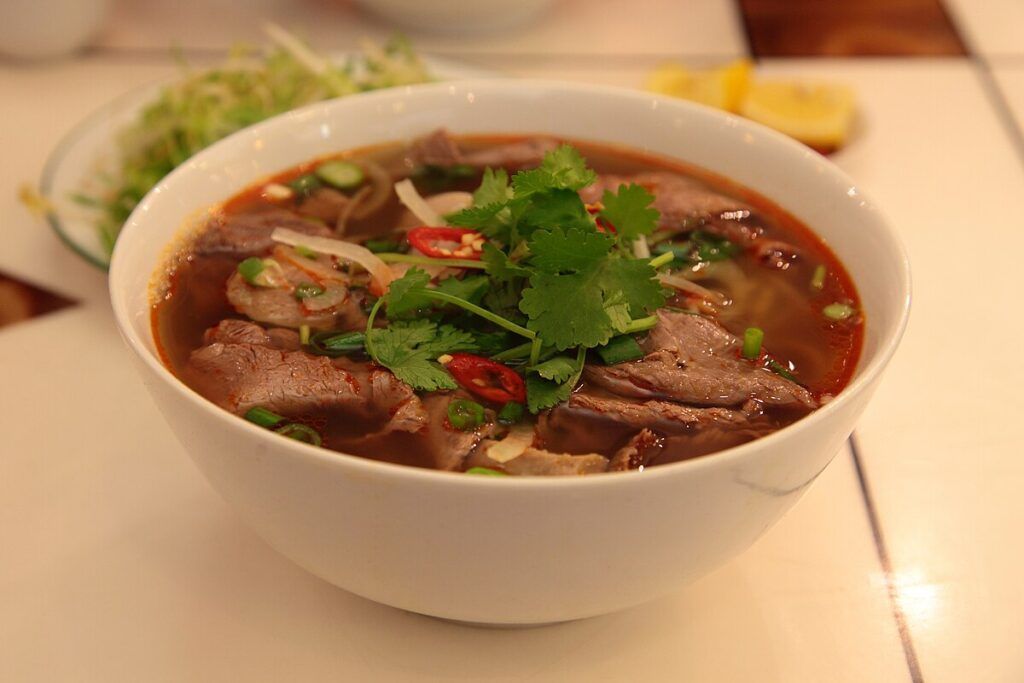 Ăn bún bò Huế có gây tăng cân không? — Câu trả lời phụ thuộc vào… bạn Ăn bún bò Huế có gây tăng cân không? — Câu trả lời phụ thuộc vào… bạn