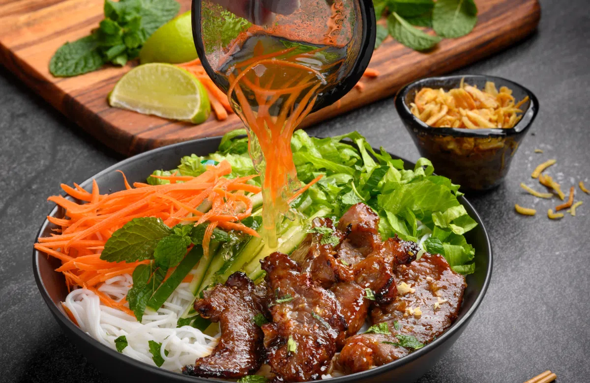 Ăn bún thịt nướng có béo không? Câu trả lời nằm ở “tần suất” và “bối cảnh”