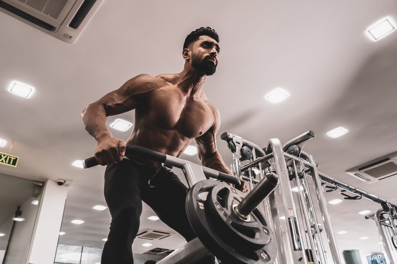 Barbell row là gì? Không phải “cúi xuống kéo tạ” — mà là bài tổng hợp kiểm soát toàn thân Barbell row là gì? Không phải “cúi xuống kéo tạ” — mà là bài tổng hợp kiểm soát toàn thân