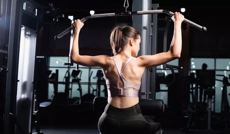 Hướng dẫn tập lat pulldown đúng cách — từng bước như đang đứng bên cạnh bạn Hướng dẫn tập lat pulldown đúng cách — từng bước như đang đứng bên cạnh bạn
