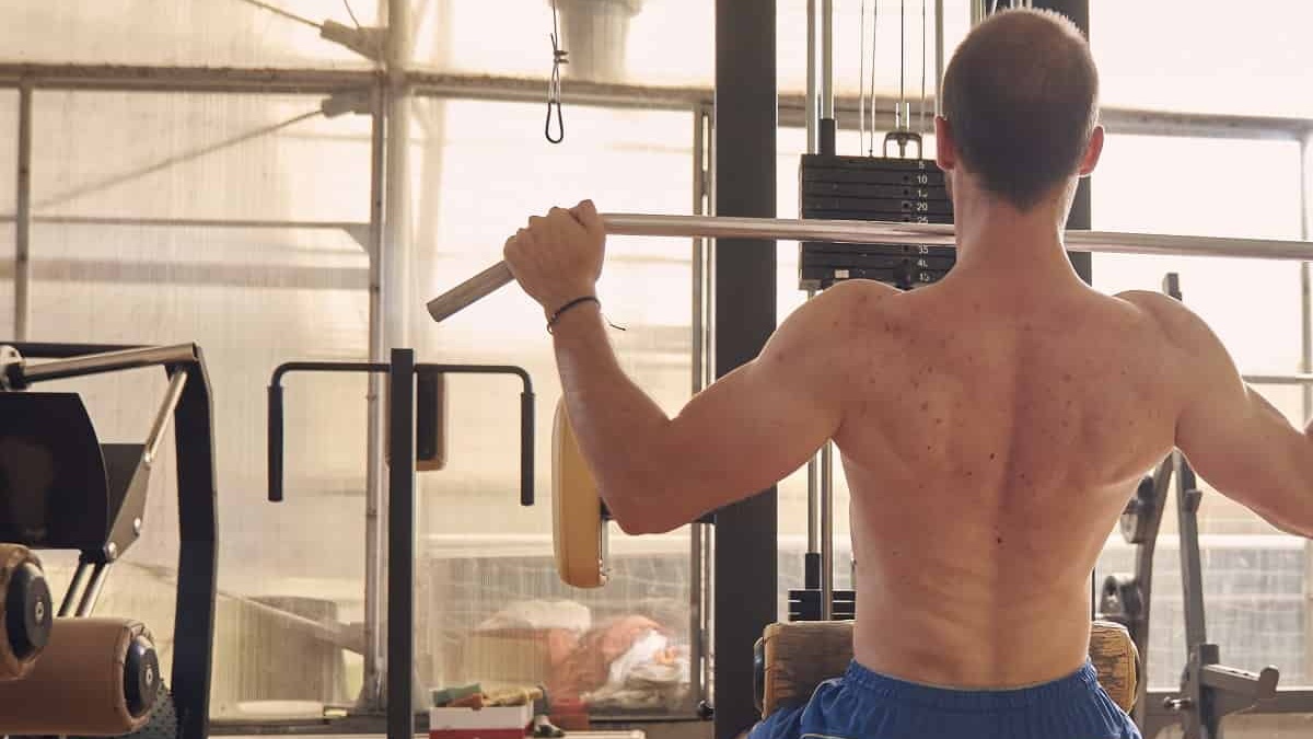 Lat pulldown là gì? Không phải “kéo xà đơn bằng máy” Lat pulldown là gì? Không phải “kéo xà đơn bằng máy”