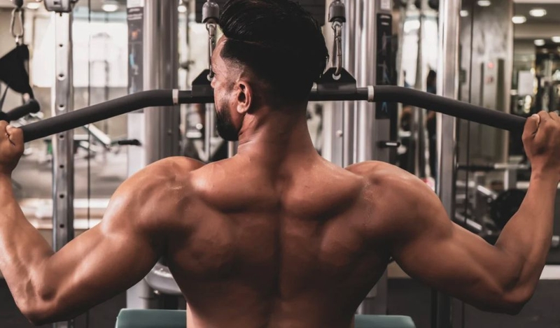 Tác dụng thực tế của lat pulldown — không chỉ “làm lưng to” Tác dụng thực tế của lat pulldown — không chỉ “làm lưng to”