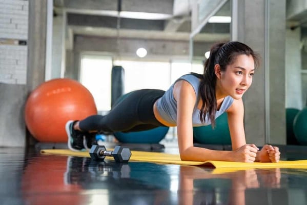 Vì sao 87% người tập plank đều sai — và hậu quả không chỉ là… không giảm mỡ bụng