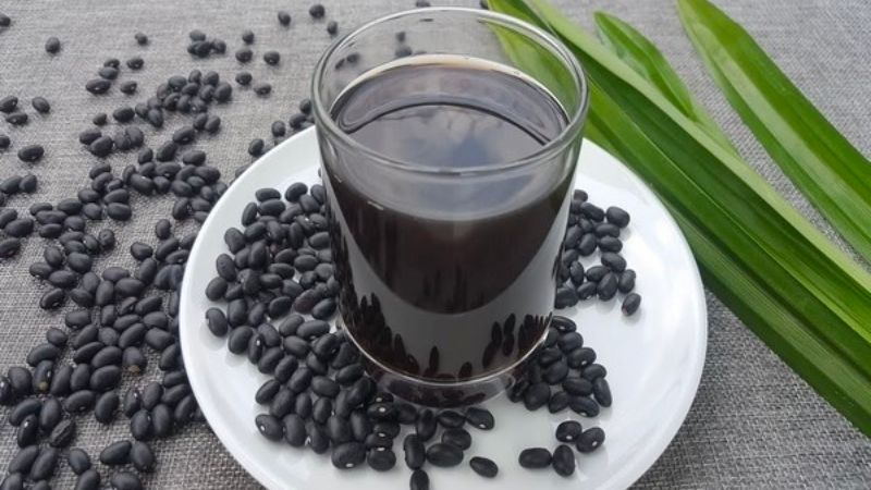 Sơ chế đậu đen trước khi rang — bước tưởng đơn giản nhưng 90% người làm sai