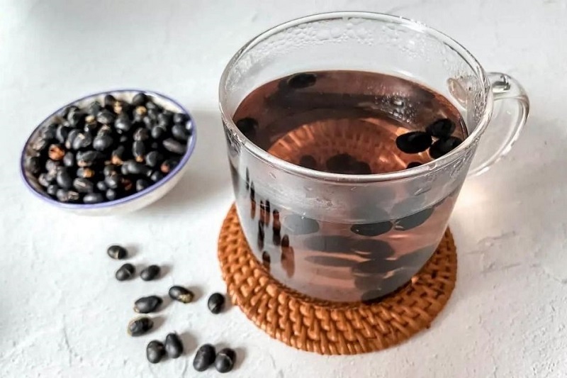 Vì sao nước đậu đen rang lại hỗ trợ giảm cân — không phải “dân gian” mà là sinh lý học