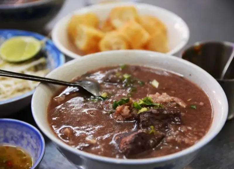 Sai lầm “kinh điển” khi ăn cháo lòng — và cách sửa ngay hôm nay