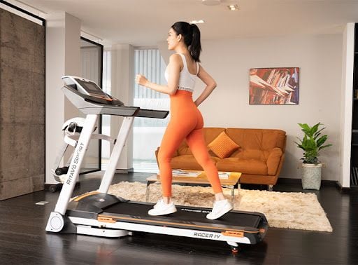 So sánh chi tiết: Chạy bộ trên máy vs. chạy ngoài trời — đâu là lựa chọn tối ưu cho MỤC TIÊU cụ thể của bạn?