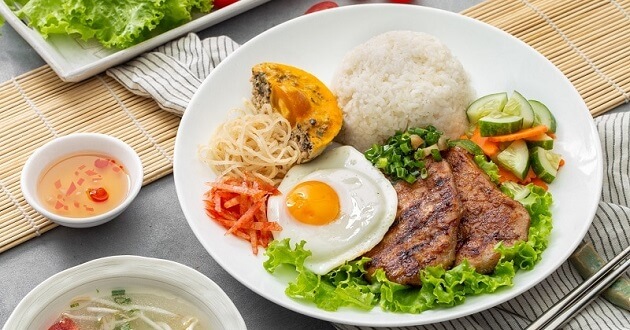 Cơm tấm bao nhiêu calo? So sánh chi tiết theo từng phiên bản phổ biến