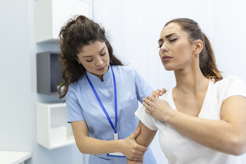 Đau vai khi đẩy ngực — đâu là ranh giới giữa “đau bình thường” và “cần dừng ngay”?