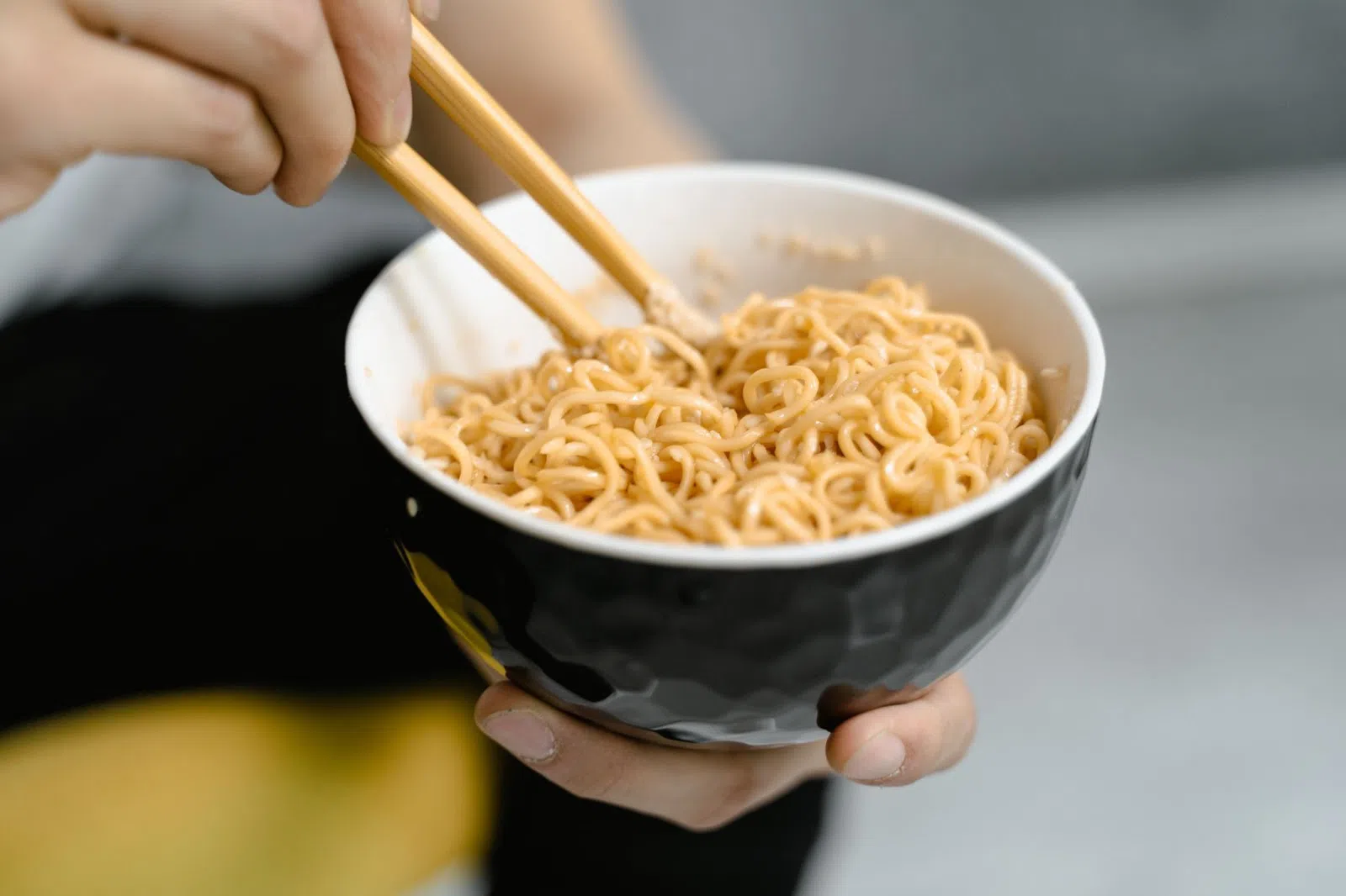 Ăn nhiều mì tôm có béo không? Câu trả lời nằm ở “nhiều” và “cách ăn”
