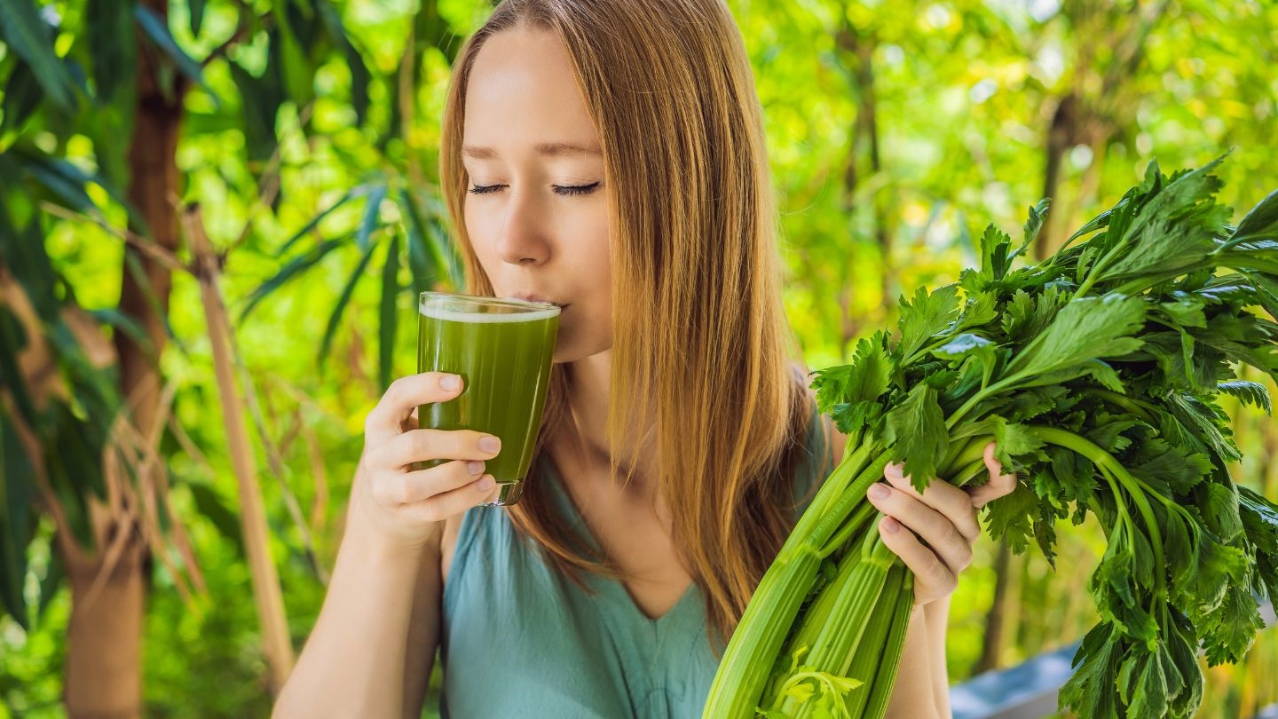 Thời điểm vàng để uống nước ép cần tây giảm cân — và lý do bạn không nên uống lúc đói hoàn toàn