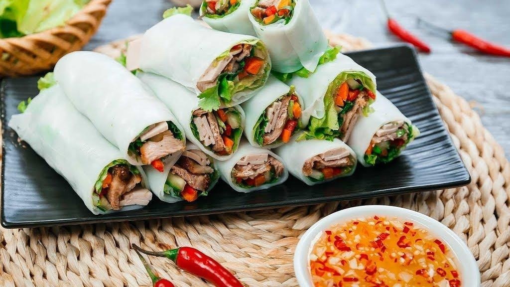 Ấn tượng đầu tiên: Phở cuốn không phải “món ăn nhẹ” – mà là một bữa ăn đầy đủ Ấn tượng đầu tiên: Phở cuốn không phải “món ăn nhẹ” – mà là một bữa ăn đầy đủ