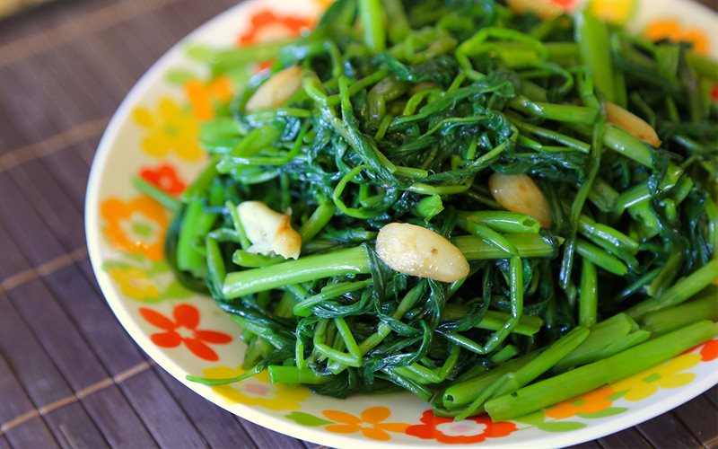 Ăn rau muống luộc có giúp giảm cân thật không? Câu trả lời từ góc nhìn sinh học