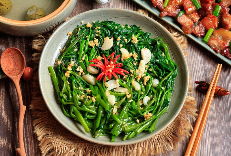 Tại sao món “rau muống xào tỏi” lại dễ gây hiểu lầm về calo? Tại sao món “rau muống xào tỏi” lại dễ gây hiểu lầm về calo?