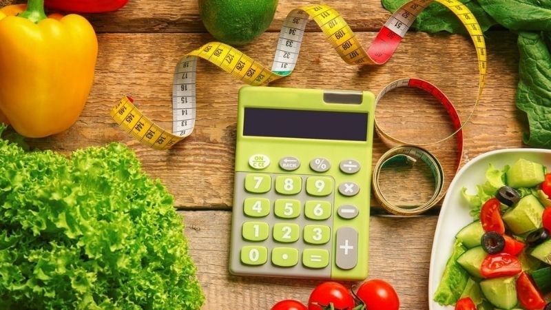 Thâm hụt calo không phải “ăn ít đi” — mà là tính toán có chủ đích