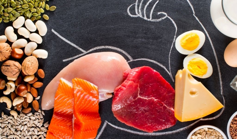 Bạn cần bao nhiêu protein mỗi ngày? Không phải “1.5–2.2g/kg”, mà là “tùy mục tiêu + tuổi + mức độ vận động + sức khỏe thận”