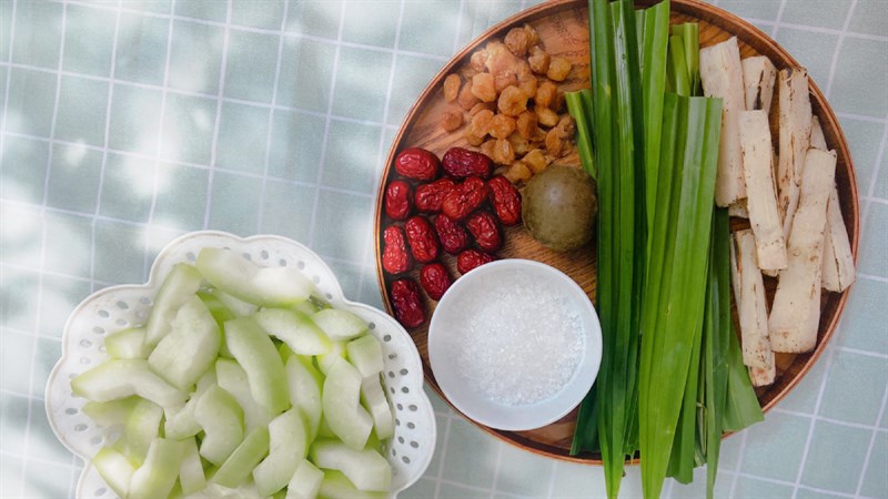 Trà bí đao tự nấu không đường: con số calo thực tế, không lý thuyết
