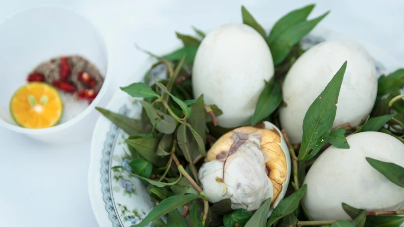 Những lưu ý khi thưởng thức vịt lộn: Không phải “ăn là được”, mà là “ăn đúng cách”