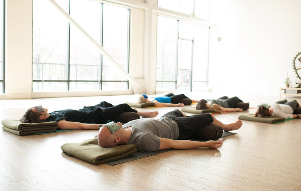 Tư thế xác chết Savasana là gì? Không phải “nghỉ giữa chừng”, mà là đỉnh cao của kiểm soát thân – tâm – hơi thở Tư thế xác chết Savasana là gì? Không phải “nghỉ giữa chừng”, mà là đỉnh cao của kiểm soát thân – tâm – hơi thở
