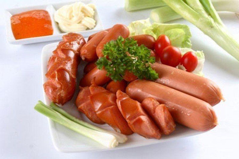 Xúc xích nướng bao nhiêu calo? Không phải “một con số” — mà là một công thức tính
