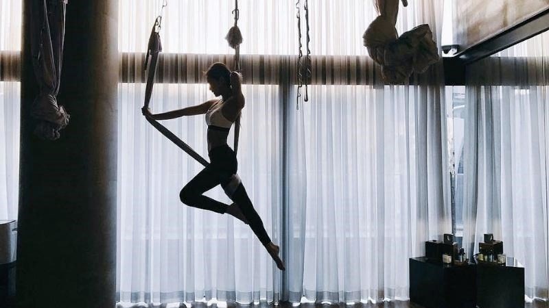 Tư thế yoga bay cho người mới: Từ “buông tay” đến “làm chủ không gian”
